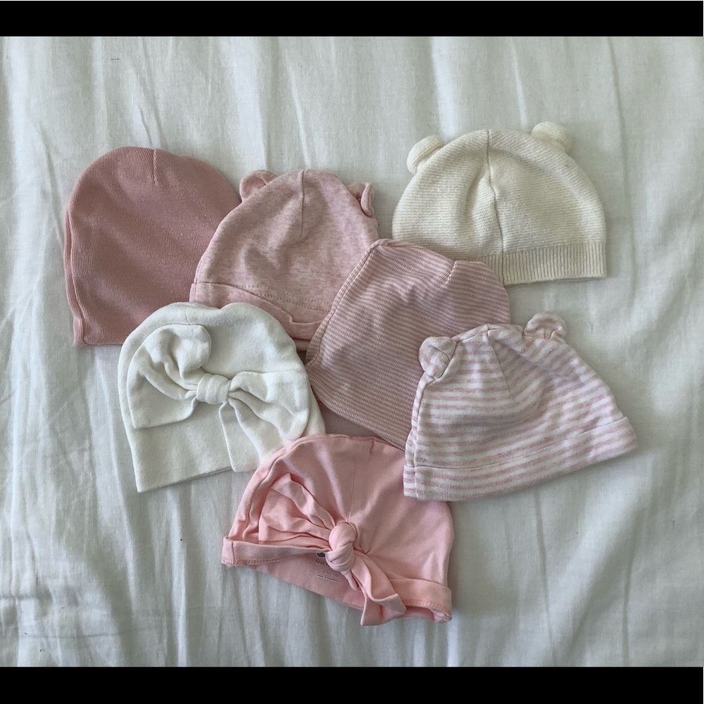 Bundle (7) of newborn girl hats.